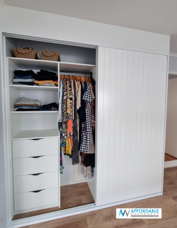 Lemari pakaian dengan pintu geser